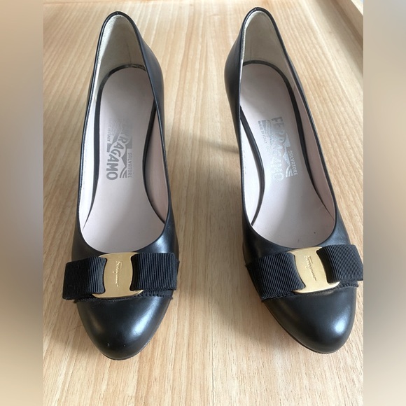 Salvatore Ferragamo black pumps - Picture 1 of 3